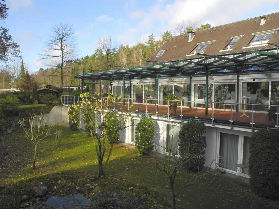 Blick vom Zimmer zum Wintergarten und Gartenanlage Ringhotel Fährhaus