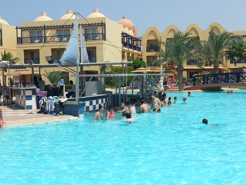 Pool bar Titanic Beach Spa & Aqua Park