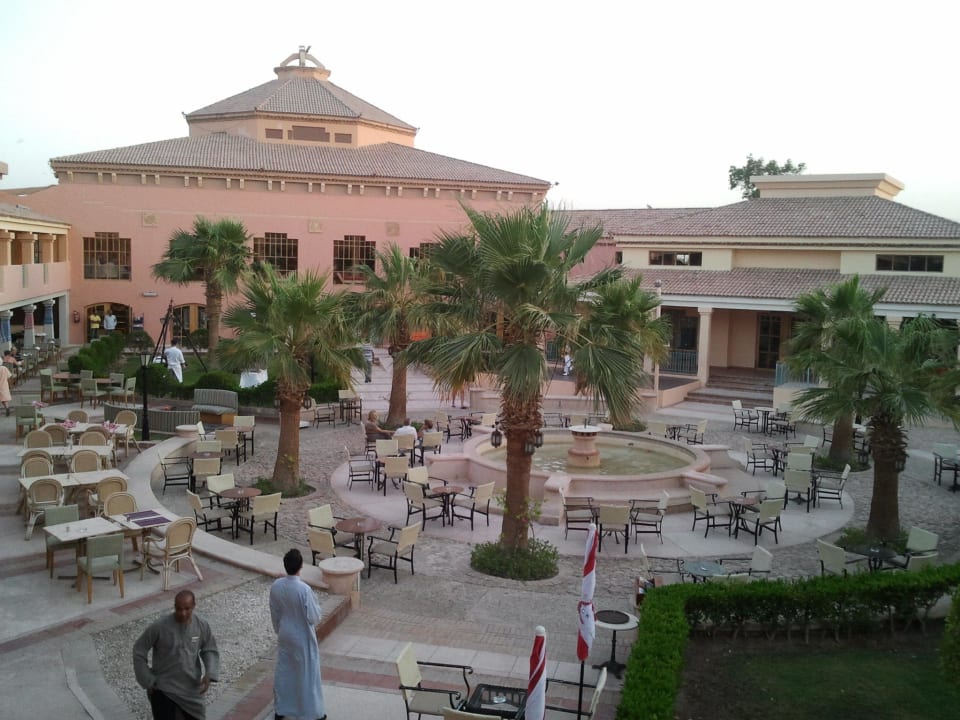 Hauptrestaurant Piazza Mövenpick Resort & Spa El Gouna
