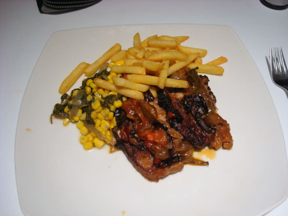 Steaks mit Pommes und Gemüse The Agir Springs Hotel by MedPlaya