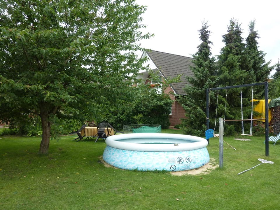 Liegewiese und Pool Gästehaus Sommergarten Badenstedt