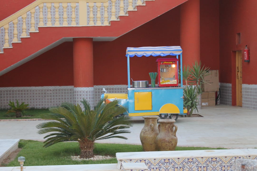 Vor der Arena Pickalbatros Alf Leila Wa Leila Resort - Neverland Hurghada