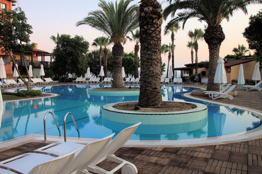 Der schöne Pool Hotel Grand Side