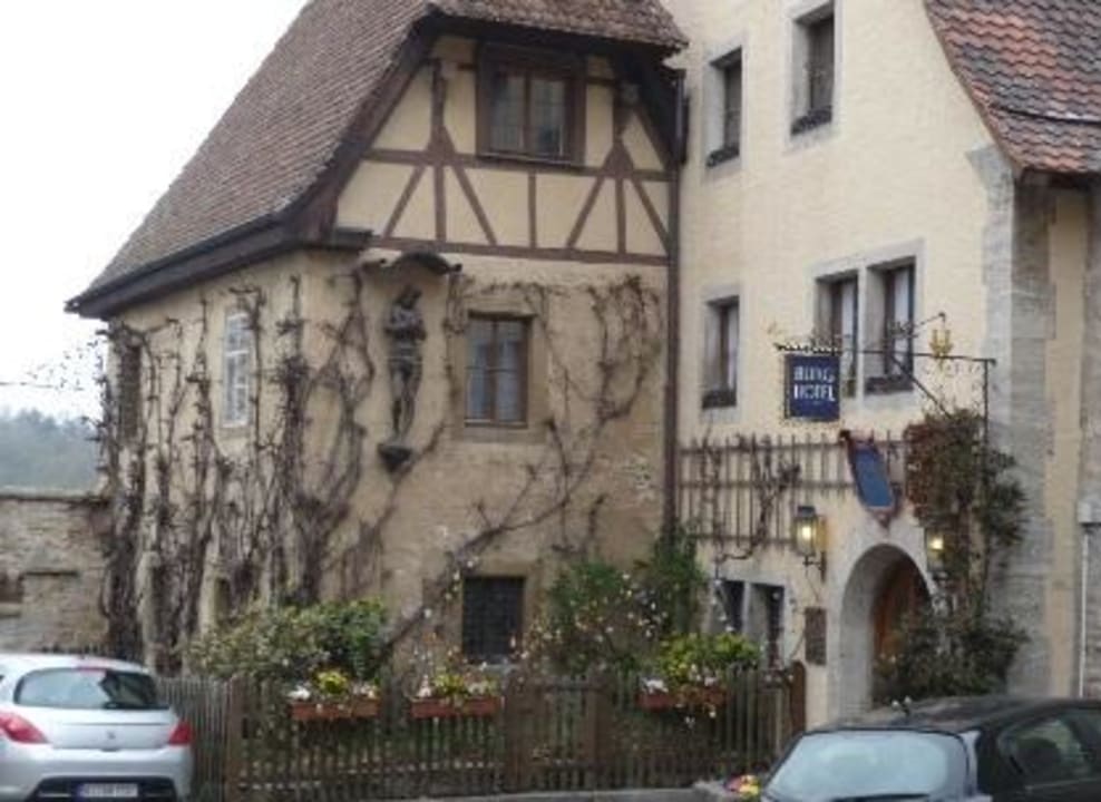 Eingang, links bereits die Stadtmauer Burghotel Garni