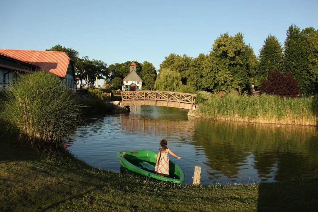 Sportcenter, Kapelle "St. Hubertus" mit Teich Gutshof Sparow (Im Umbau/Renovierung)