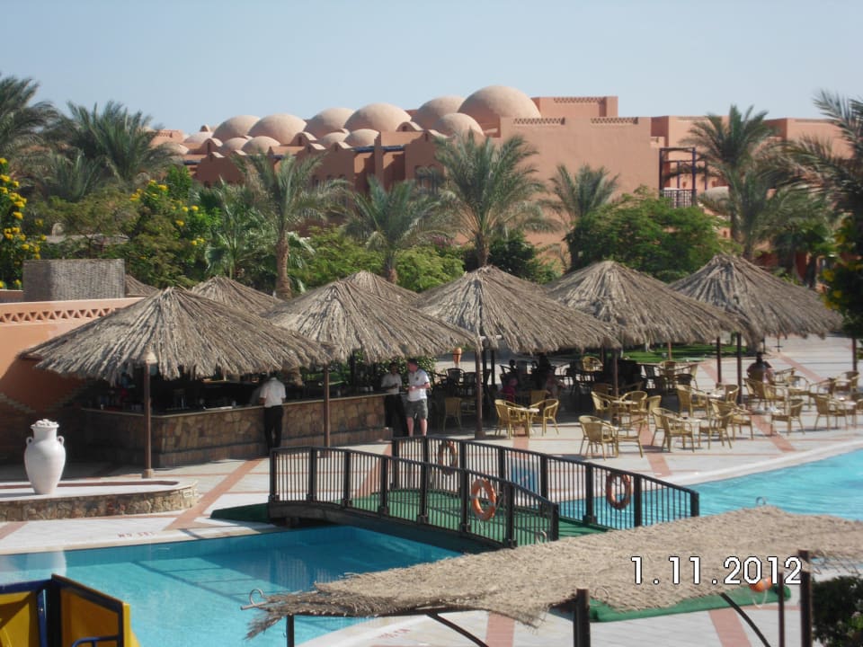 Blick von oben auf die Familypool-Terrasse Jaz Makadi Oasis Resort