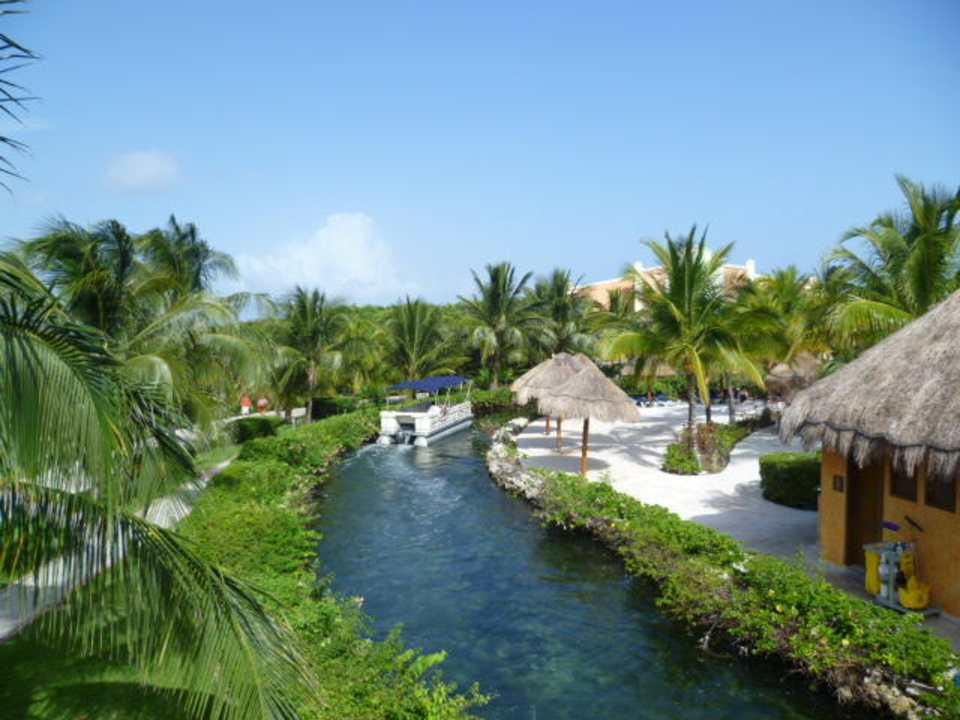 Boot fährt durch die Anlage Grand Palladium Select White Sand Resort & Spa