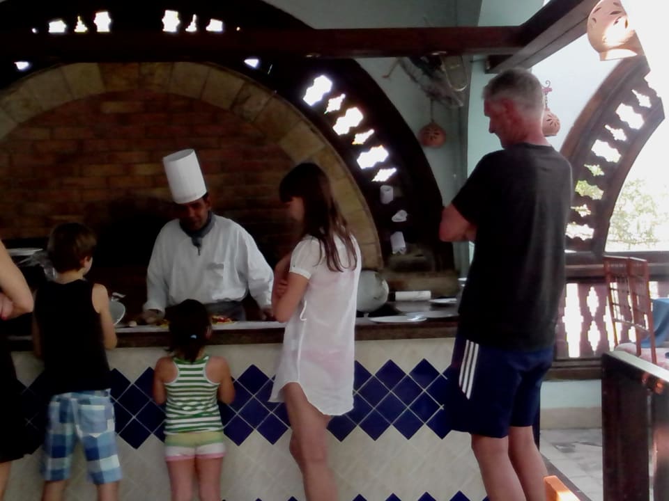 Egon wartet gern auf seinen Pizza  Arabia Azur Resort