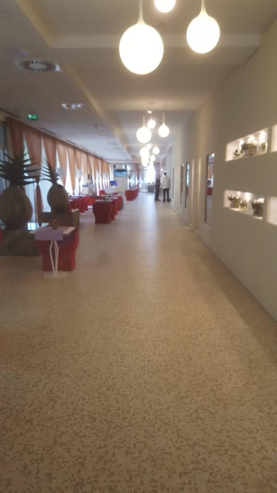 Langer Gang zu Restaurant, Bar und Pool Bibione Palace