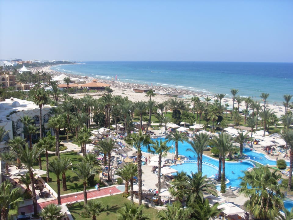 Blick vom Hotelzimmer auf die Poolanlage Riadh Palms Resort & Spa