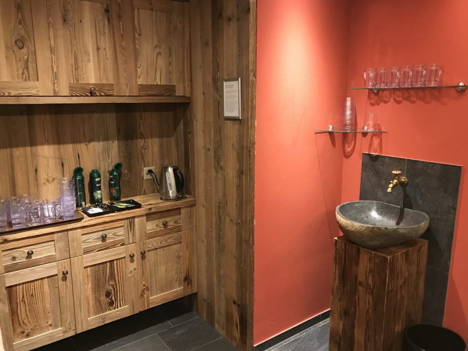 Erfrischungen im Wellnessbereich  Sunstar Hotel Klosters