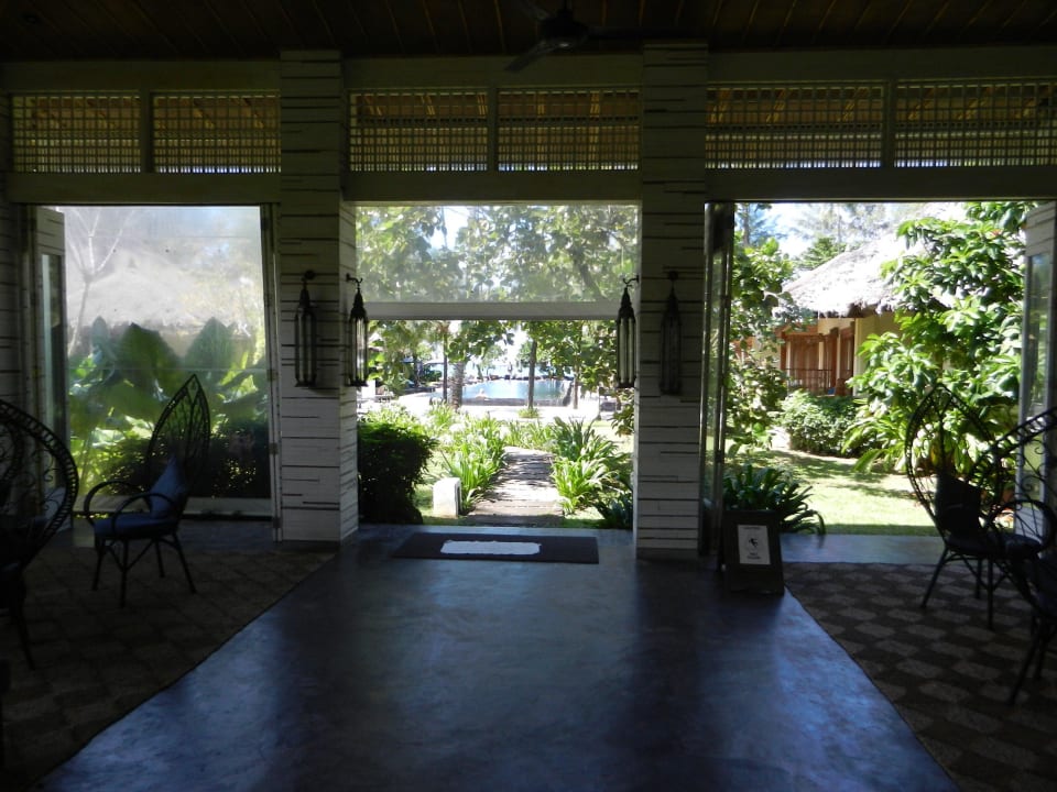 Lobby mit Blick auf Pool und Strand Bangsak Village