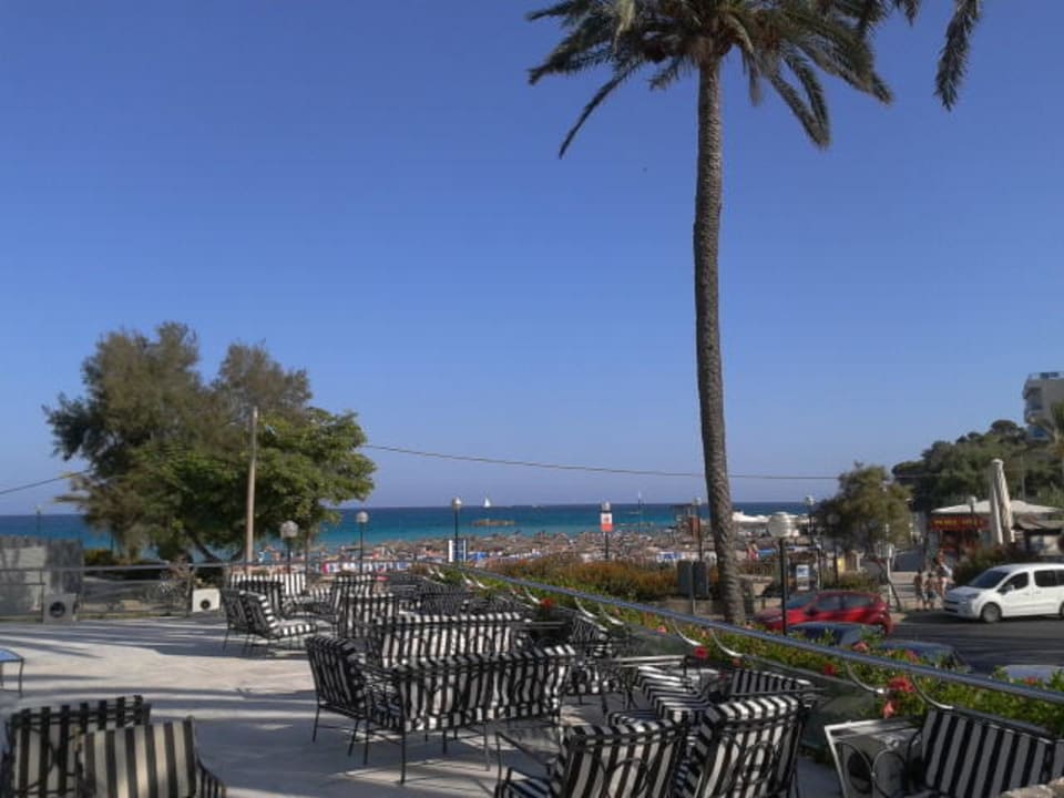 Blick von der Terrasse zum Strand  Hotel Serrano Palace