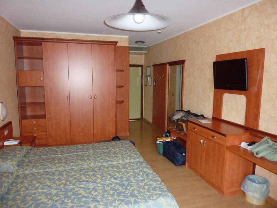 Blick durch unser Zimmer in Richtung Eingangstür Hotel Caravel