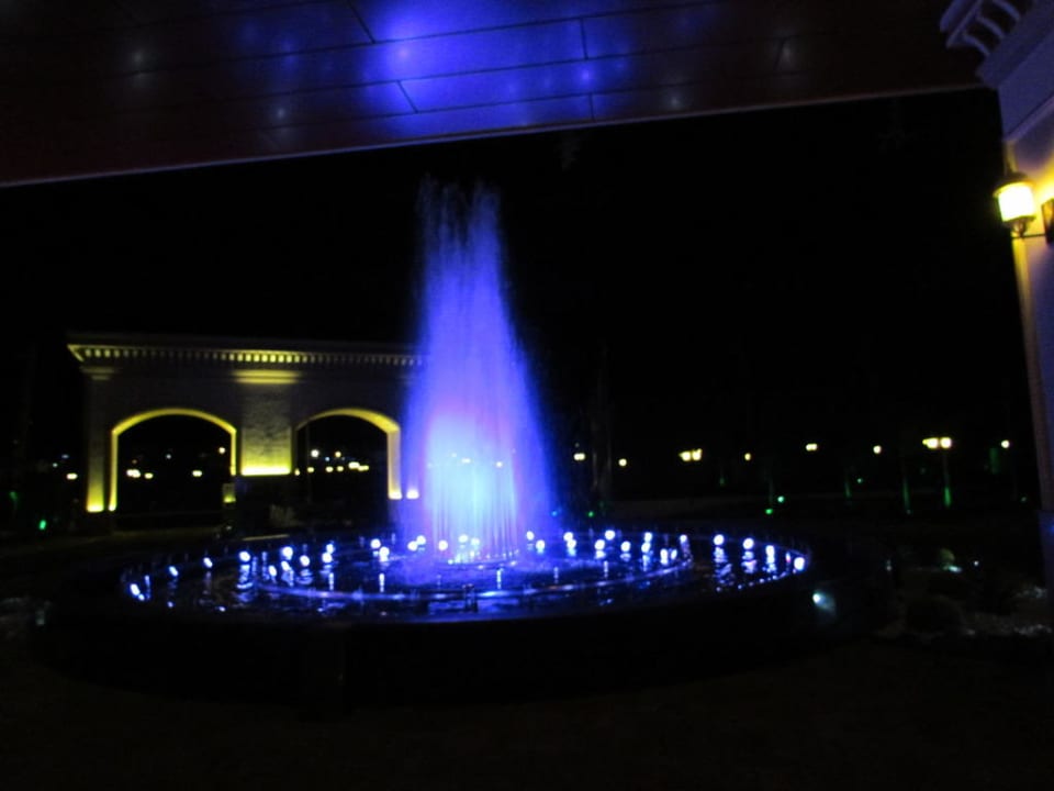 Abends vor dem Hoteleingang Diamond Excellence Resort & Spa