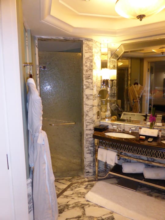 Bad Hotel Waldorf Astoria Shanghai on the Bund