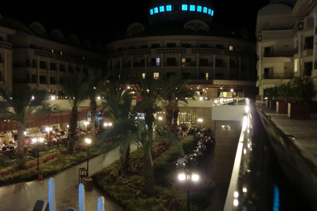 Hotel bei Nacht Kirman Belazur Resort & Spa