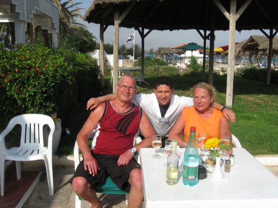 Noch ein netter Kellner am Strand The Orangers Beach Resort and Bungalows