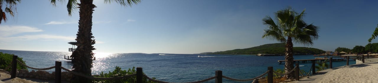 Panorama vom Strand über die Piscadera Bay Dreams Curacao Resort, Spa & Casino