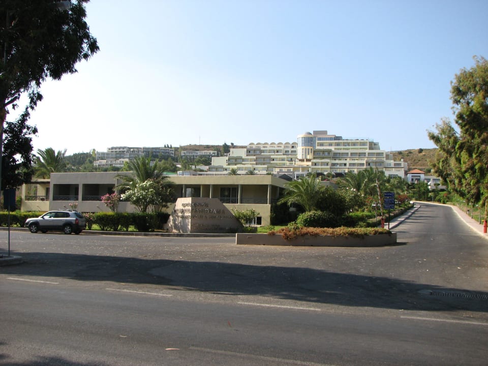 Hotel - widok z dołu od strony morza Kipriotis Aqualand