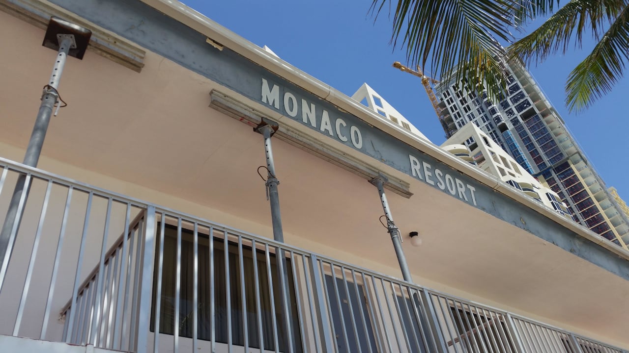 Strandseite mit angrenzender Baustelle Hotel Travelodge Monaco Oceanfront Resort