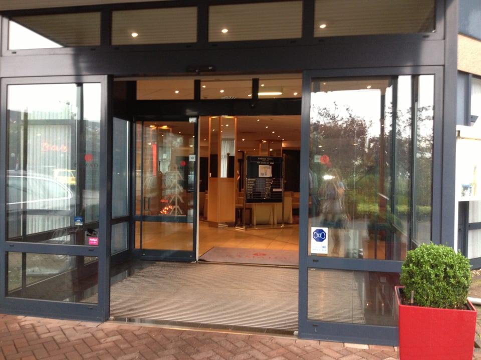 Eingangstür H+ Hotel Köln Brühl