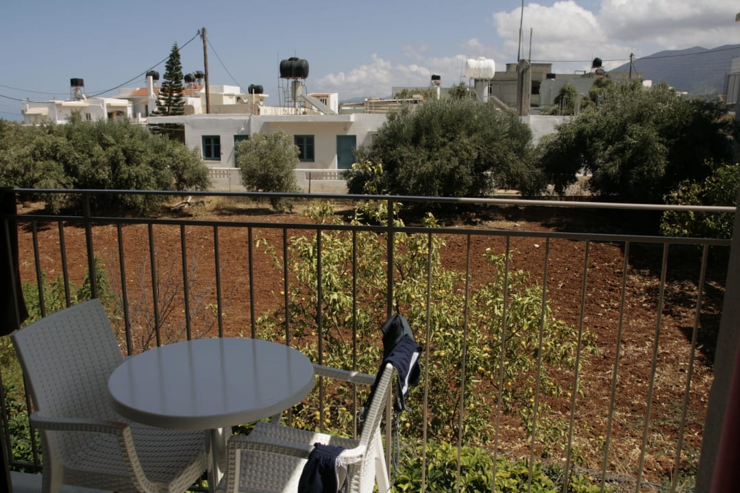 Taras i widok na jakieś pole z drugiego pokoju Creta Verano Hotel