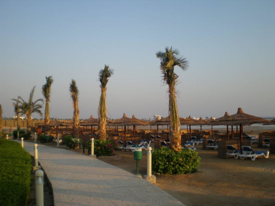 Strand-Weg zur Snack-Bar Titanic Beach Spa & Aqua Park