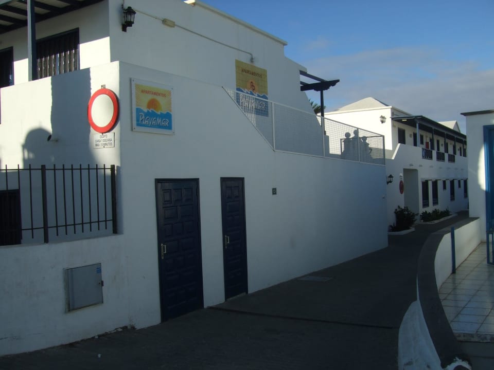 Wir nähern uns dem Eingang Bungalows & Appartements Playamar