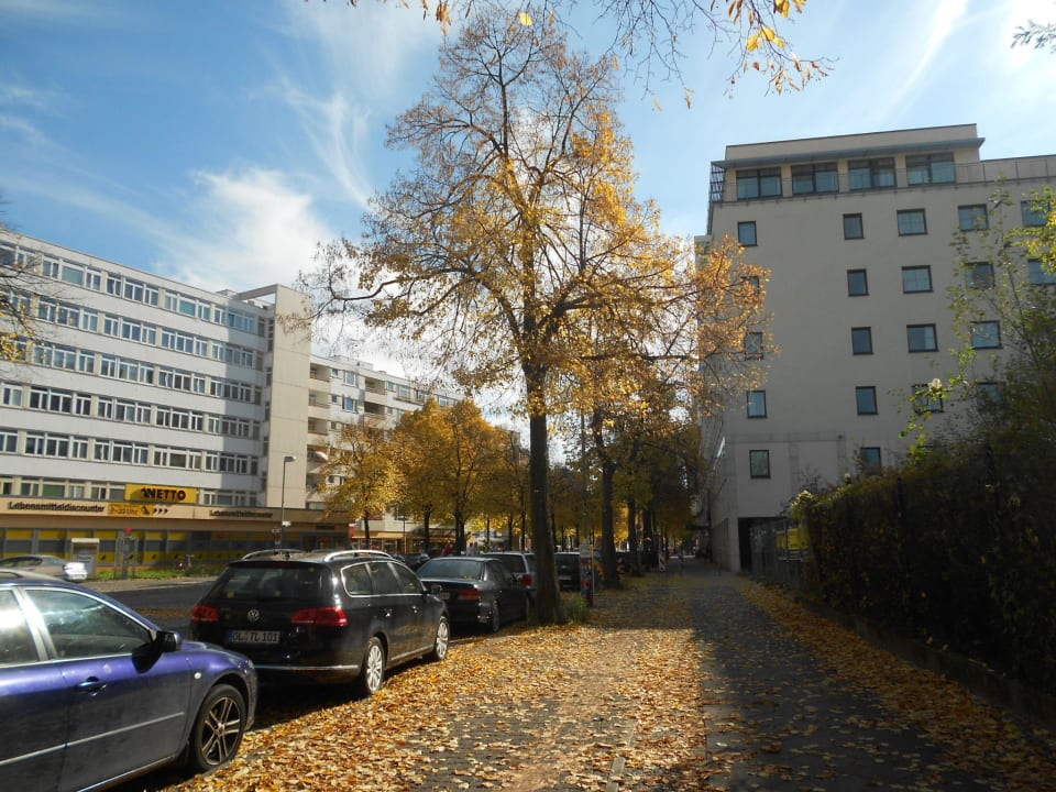 Rechts das Hotel, links der Supermarkt Holiday Inn Express Berlin City Center
