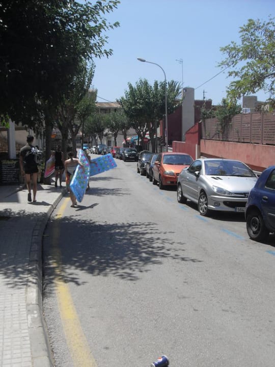 Blick zur Straße Richtung Einkauspassage und Strand Hostal Villa Cati