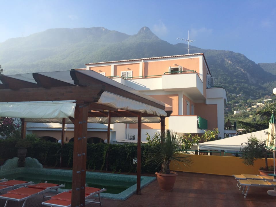 Hotel vom Pool aus gesehen Hotel La Pergola & Villa Flavio Ischia