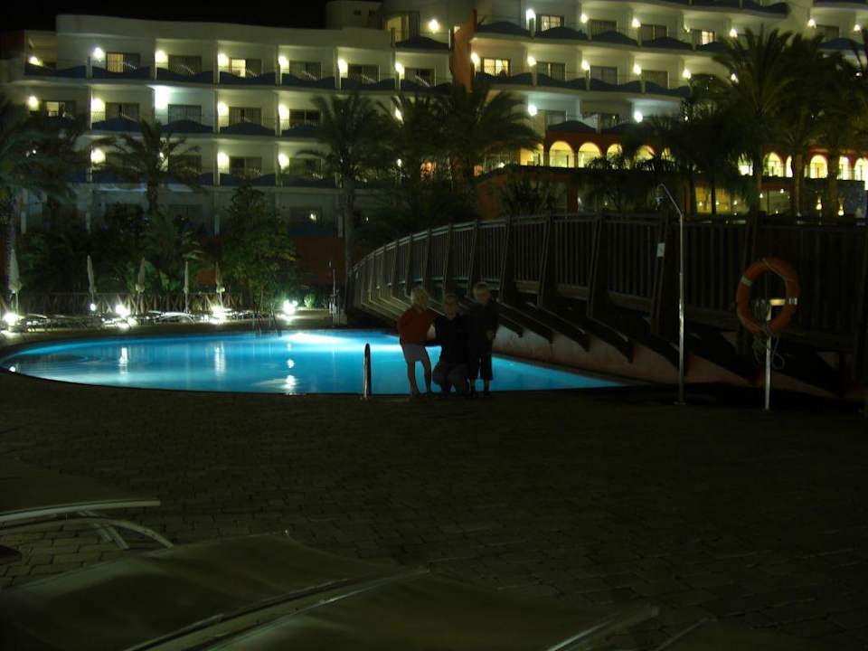 Beheizter Pool und Hotel bei Nacht R2 Pajara Beach