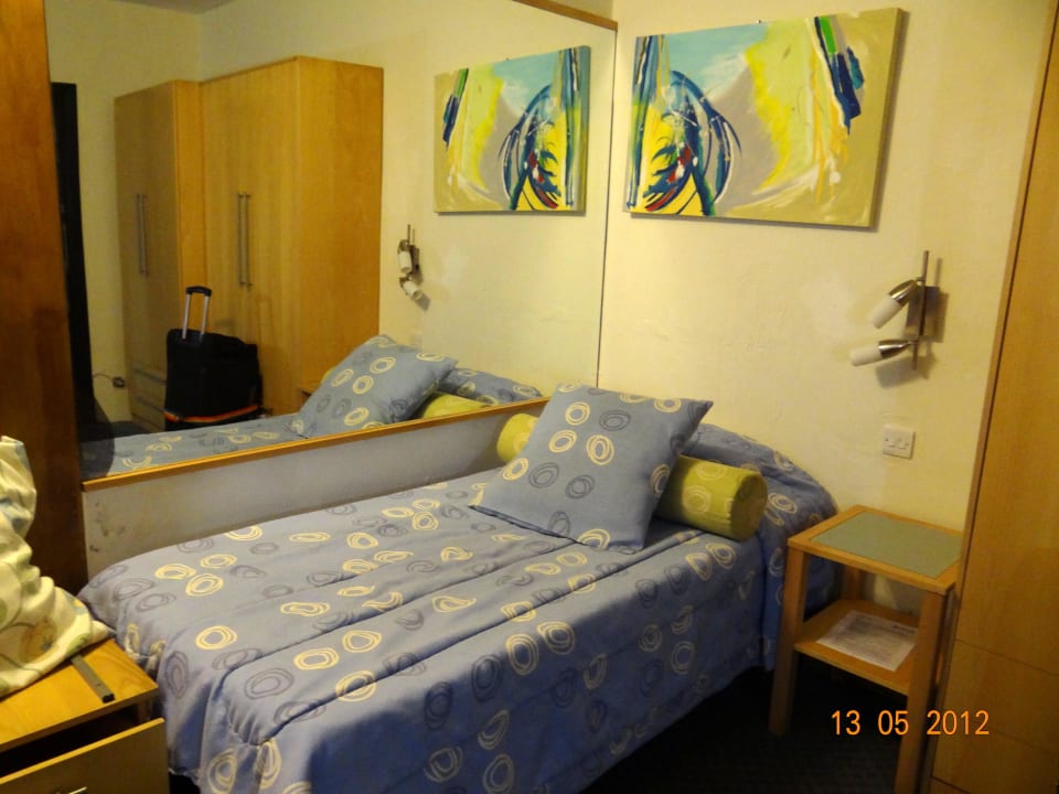 Bett an Spiegelwand Days Inn Hotel & Residence