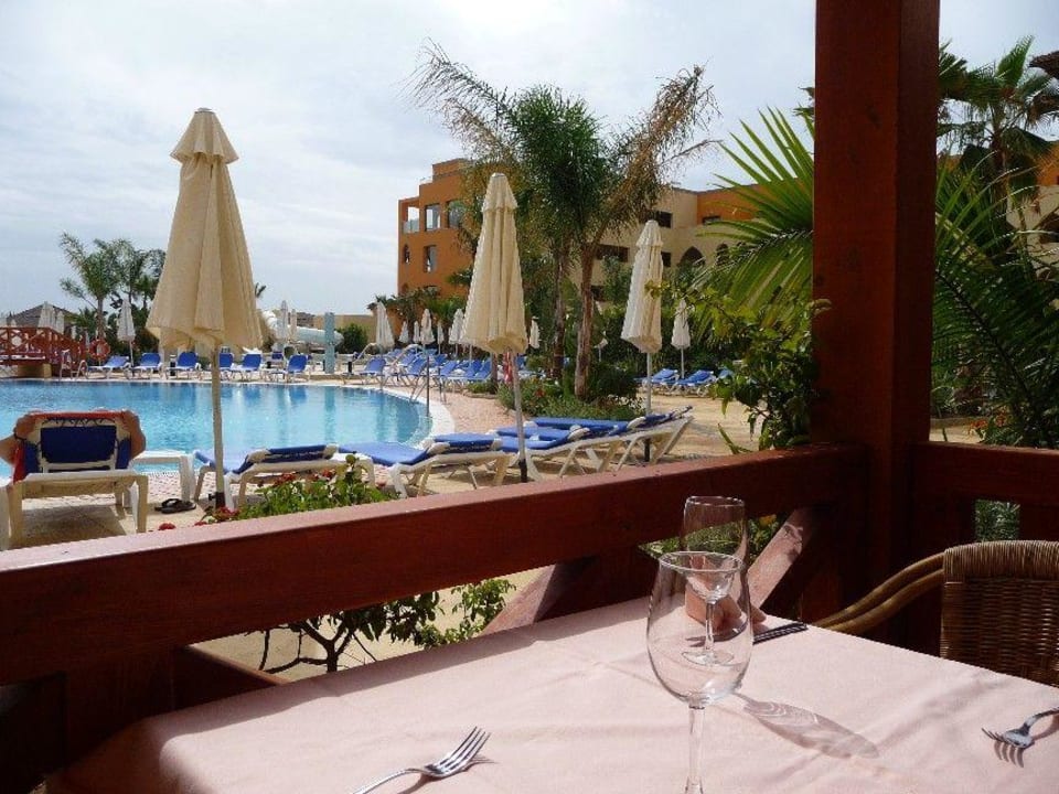 Aussenrestaurant mit Blick auf den Pool Playamarina Hotel