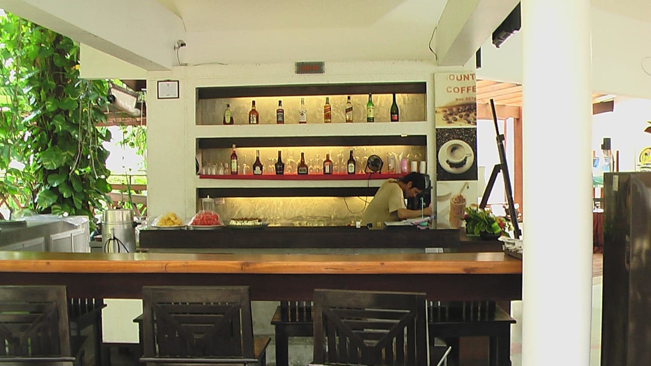 Bar mit wenig Gästen  Peace Laguna Resort and Spa