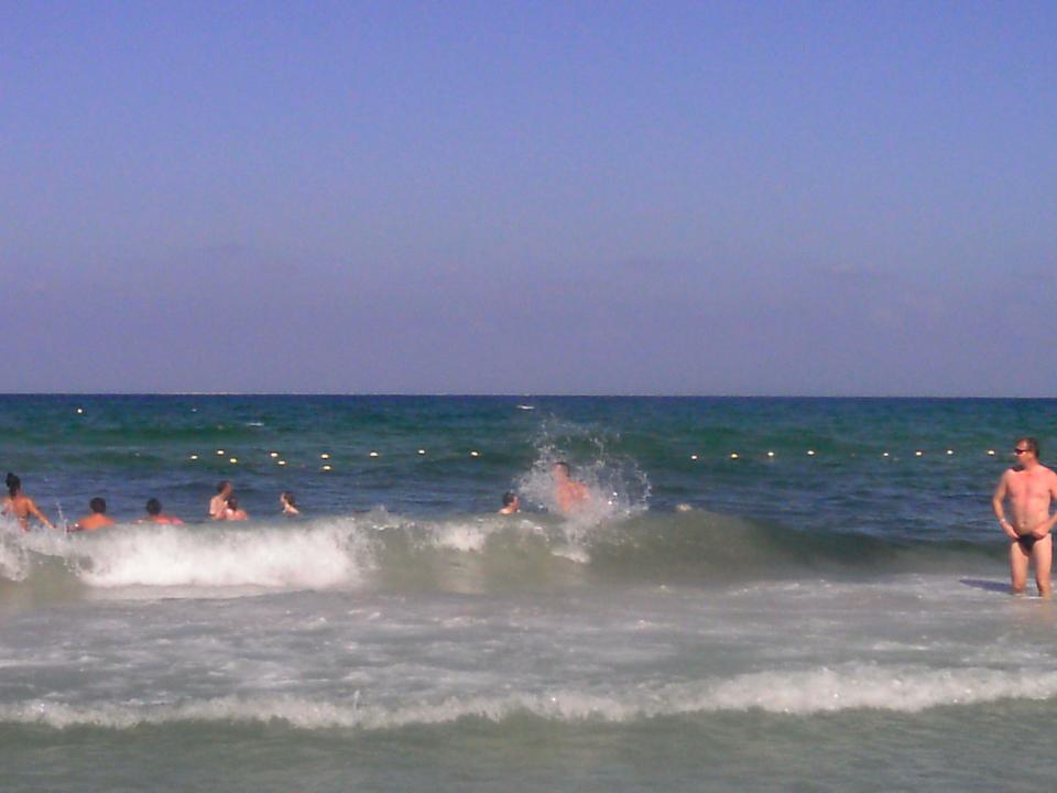 Ein nicht ruhiges Meer, sehr salzig Mahdia Beach & Aquapark