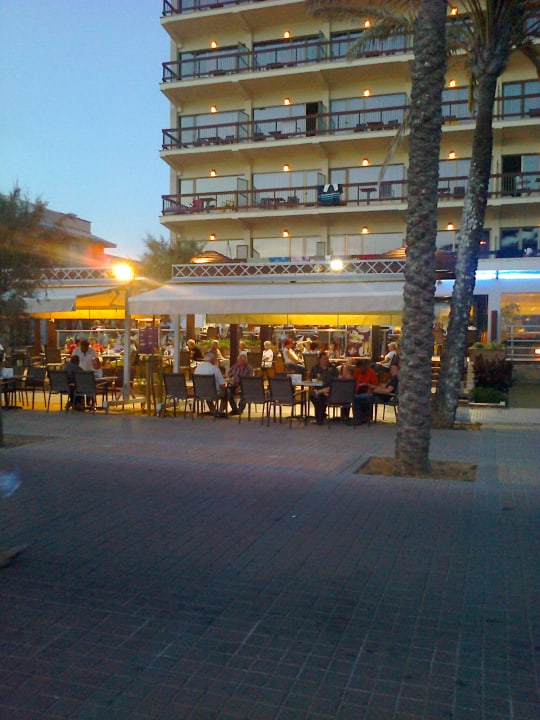 Vorderansicht des Hotels vom Strand aus AYA Seahotel - Adults only