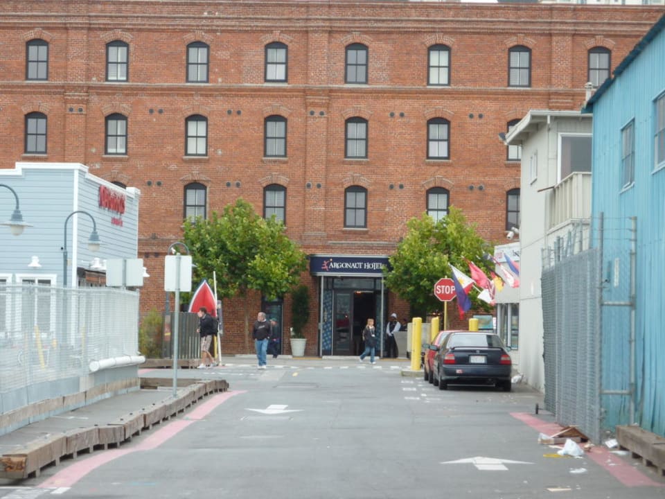 Blick vom Ufer in Richtung Hoteleingang Hotel Argonaut