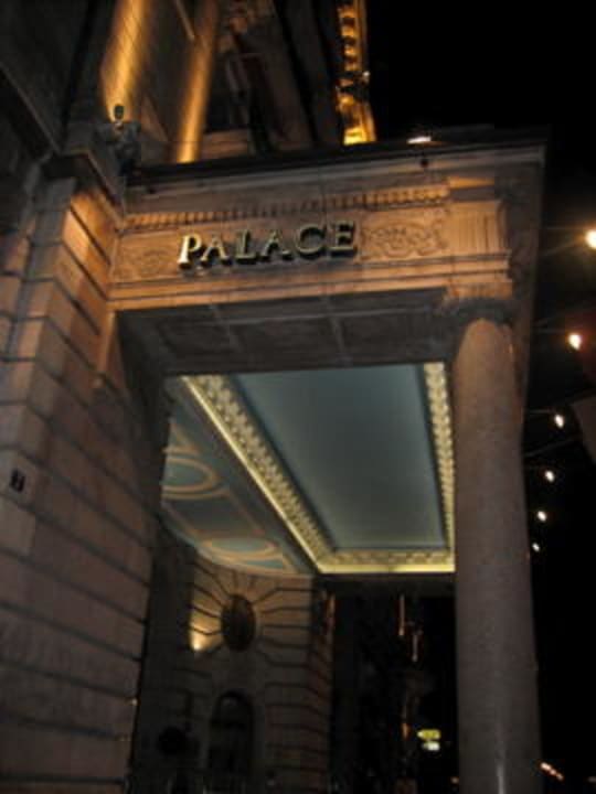 Eingang des Palace Hotel Lausanne Palace