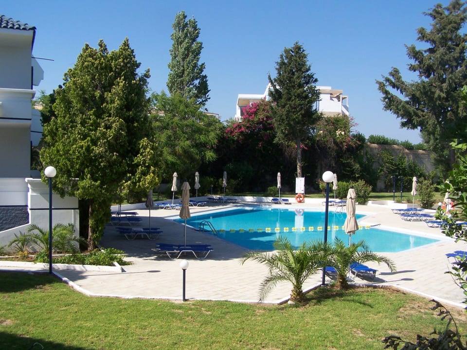 Blick vom Balkon auf den Pool Larisa Boutique Resort