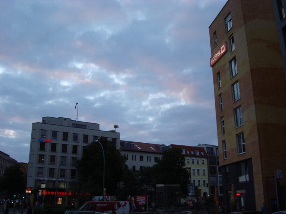 Das Hotel am Abend MEININGER Hotel Berlin Alexanderplatz