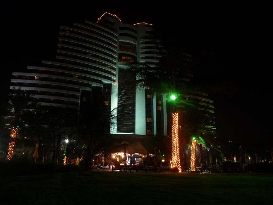 Aussenanlage bei Nacht Hotel Le Meridien Al Aqah Beach Resort