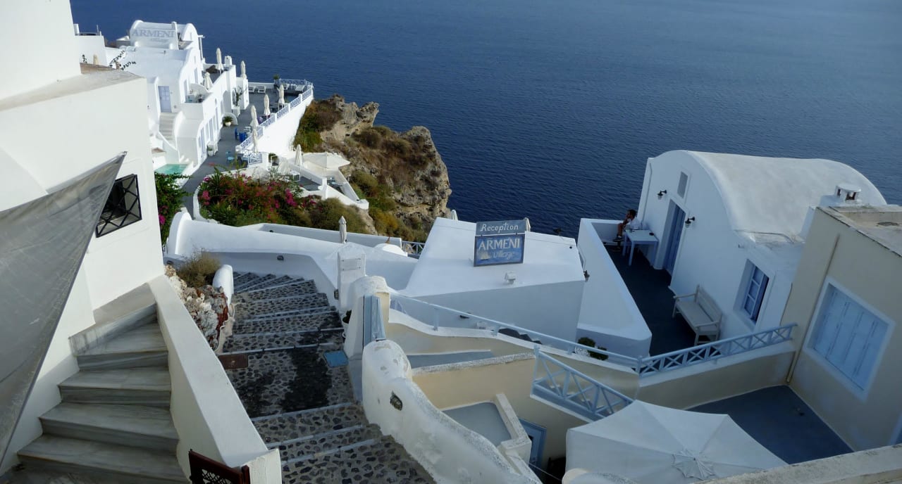 Blick von der Kraterrandgasse Hotel Armeni Village
