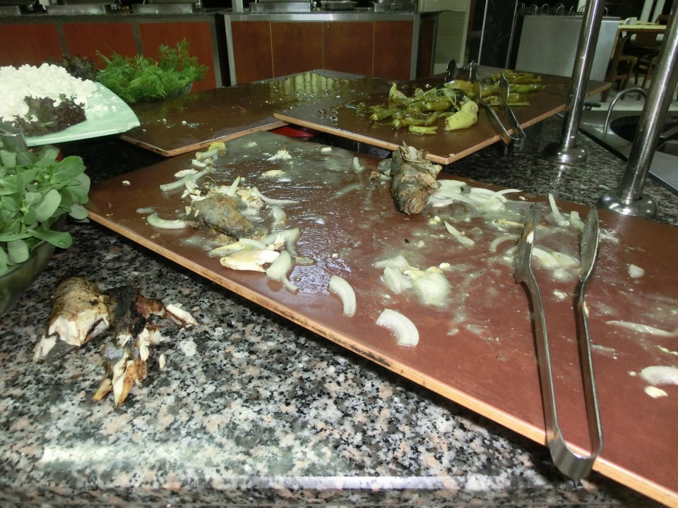 Fischplatte mit viel Fisch daneben. Guten Appetit Prestige Alanya