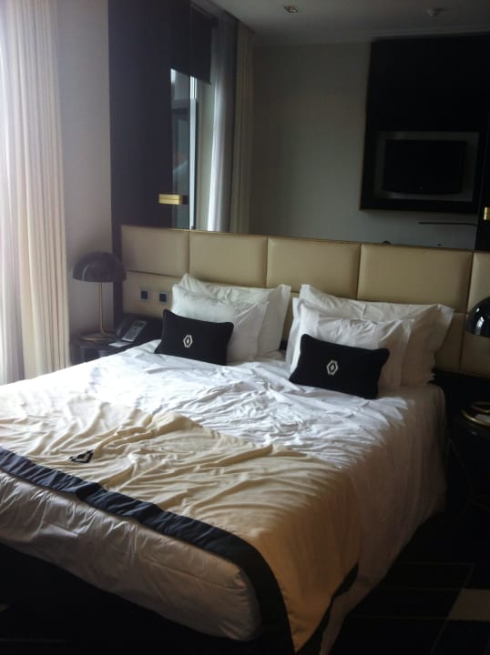 großes Bett mit Spiegel  Hotel Altis Avenida