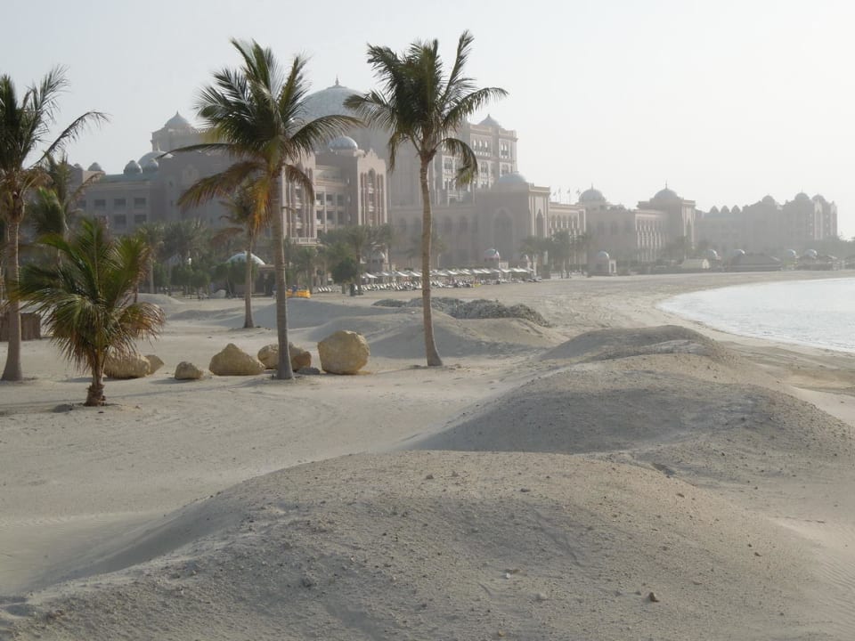 Strand mit kleinen Sanddünen Emirates Palace Mandarin Oriental