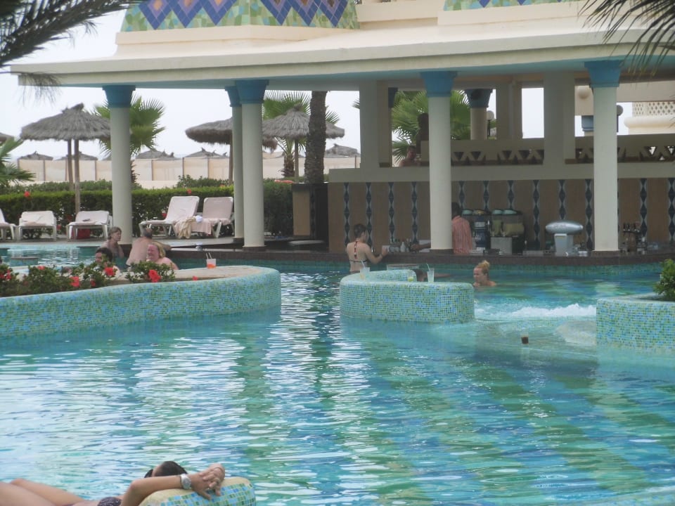 Blick zur Poolbar Hotel Riu Karamboa
