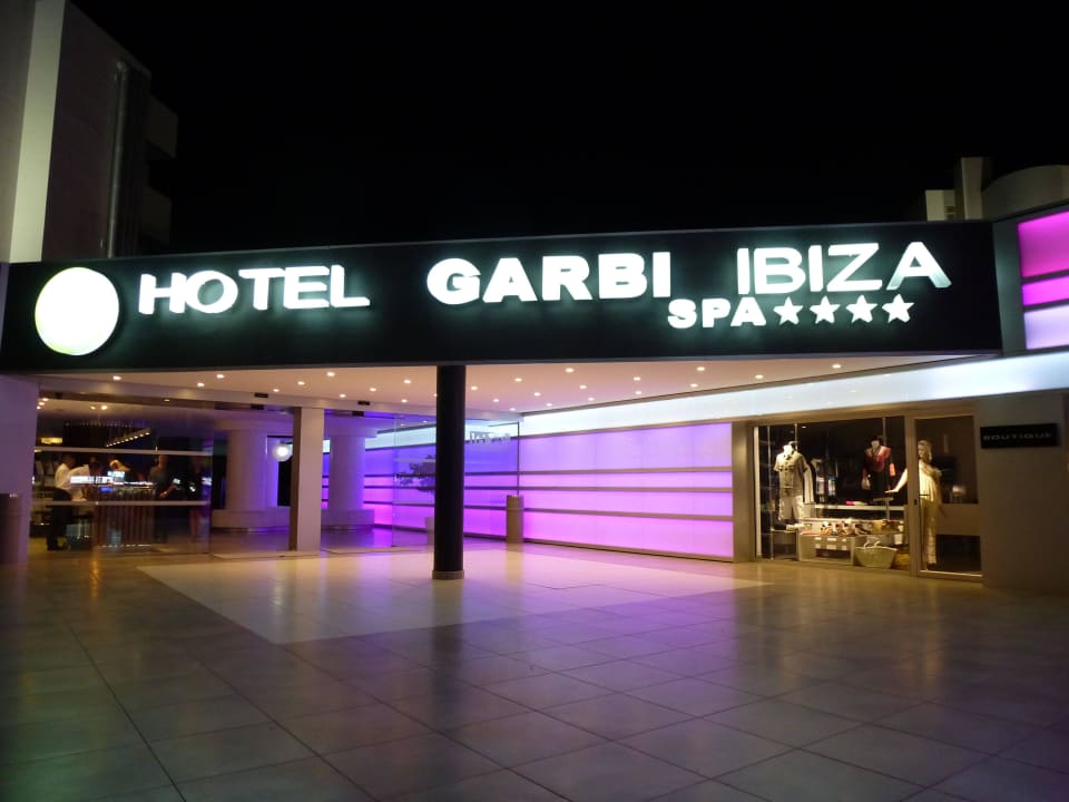 Hoteleingang bei Nacht Hotel Garbi Ibiza & Spa