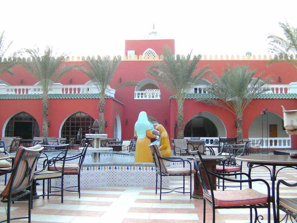 In einem Hof die Café-Bar Pickalbatros Alf Leila Wa Leila Resort - Neverland Hurghada